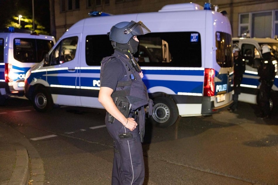 Unangemeldete Demo eskaliert: Einsatzkräfte von Vermummten mit Pyro beschossen