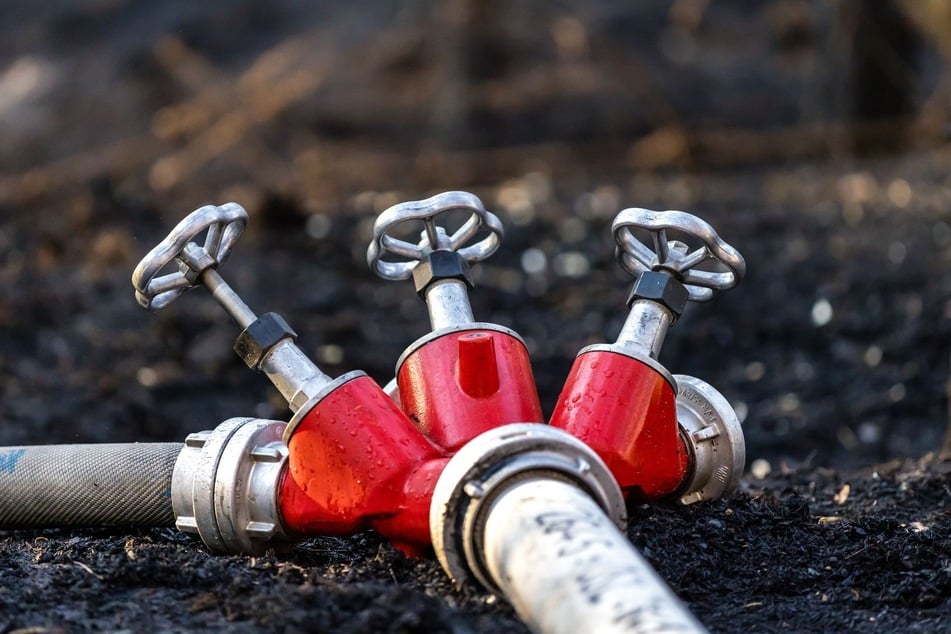 Bei großflächigen Waldbränden nutzt die Feuerwehr auch Löschwasserverteiler.