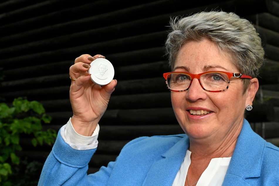 Unternehmerin Birgit Zach (58) erhielt die erste Medaille plus Zertifikat Nr. 001.