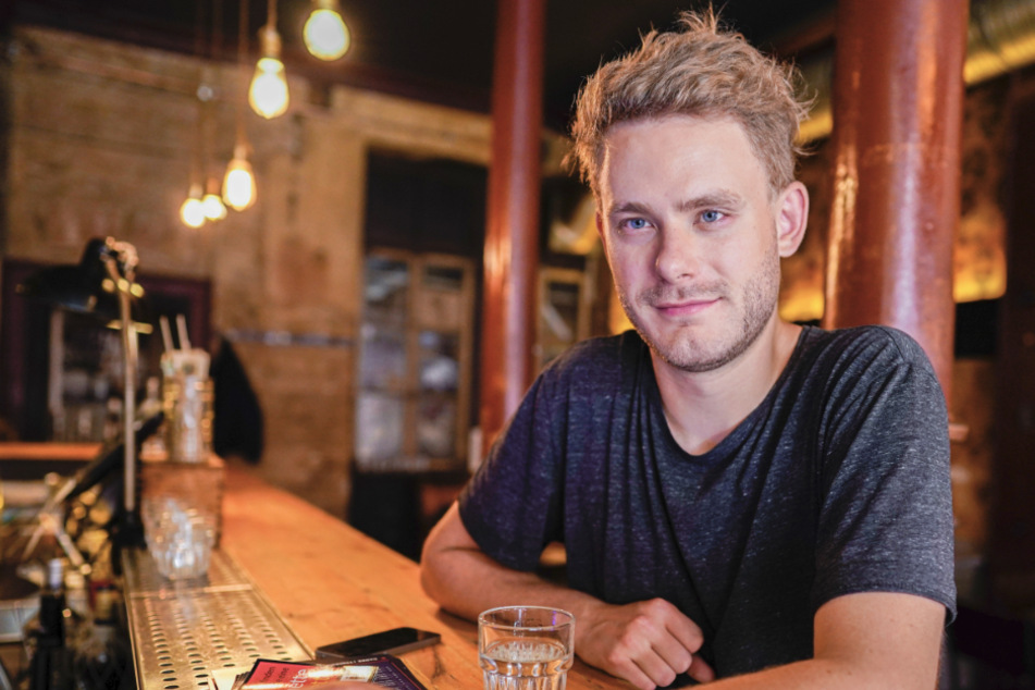 Mannheims Nachtbürgermeister Hendrik Meier (29) sitzt in der Bar "Hagestolz" am Tresen.