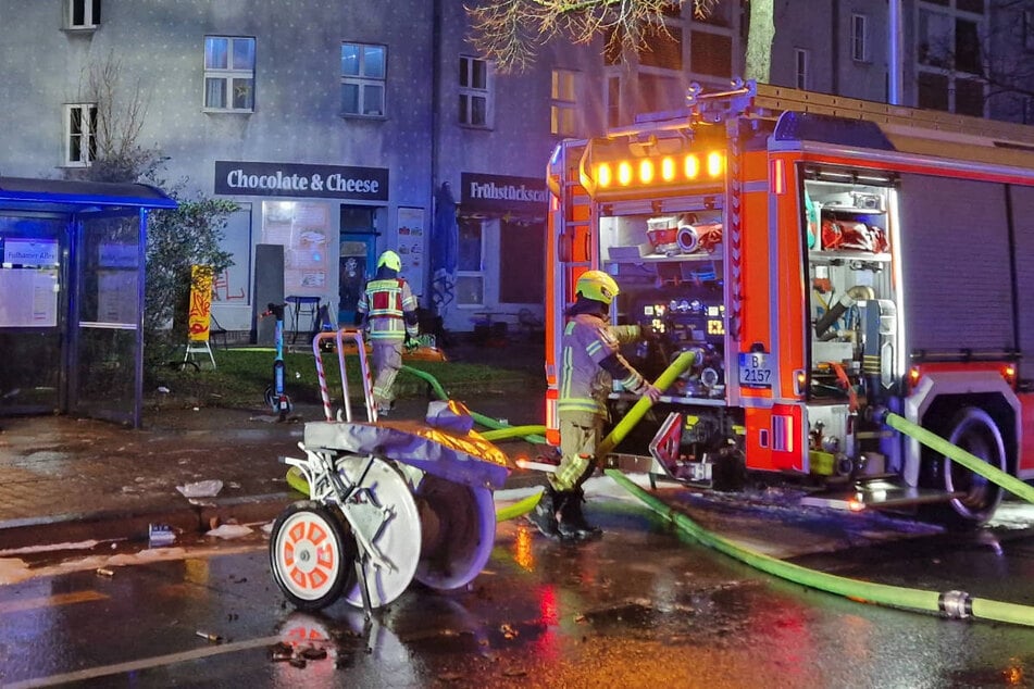 Im Ortsteil Britz haben rund 100 Einsatzkräfte für mehrere Stunden einen Kellerbrand bekämpft.