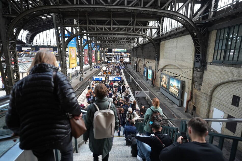 Fahrgäste warteten am Mittwoch am Hamburger Hauptbahnhof wegen ausgefallener Züge.