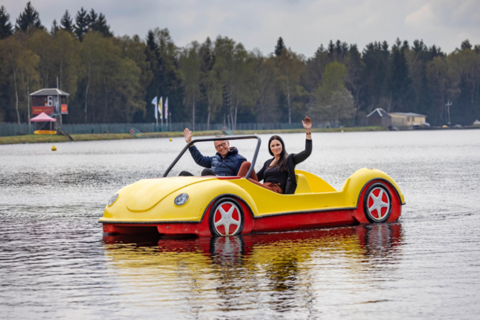 Das Strandbad Filzteich startet am Samstag in die Saison. Stadtwerke Geschäftsführerin Janice Kaiser (36) und Bürgermeister Ingo Seifert (52) drehten im Tretboot die erste Runde.