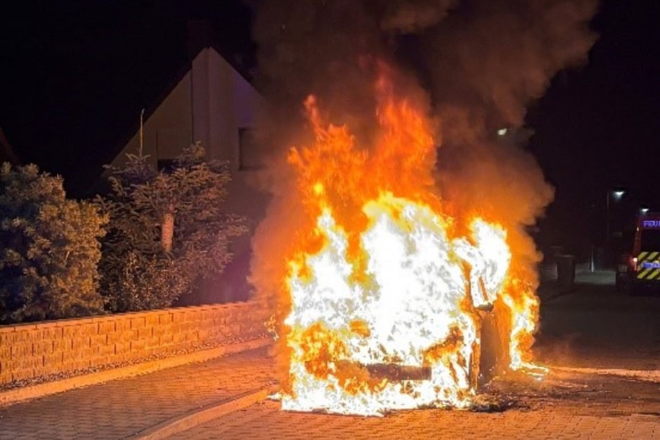 Beim Eintreffen der Feuerwehr stand das Auto in Vollbrand.