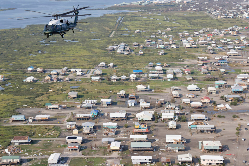 Joe Biden inspiziert an Bord des Hubschraubers Marine One die Schäden des Hurrikans "Ida" während eines Rundflugs über die Gemeinden Laffite, Grand Isle, Port Fourchon und Lafourche Parish in Louisiana.