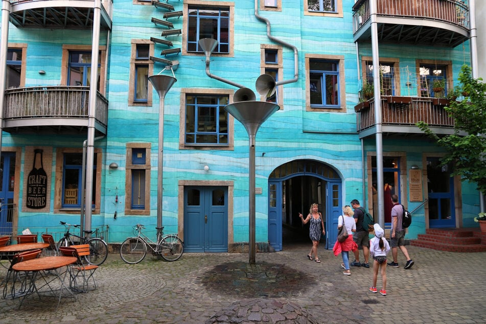 Der Hof der Elemente ist ein Teil der Kunsthof Passage in der Äußeren Neustadt in Dresden.