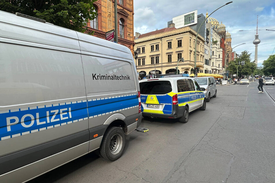 Kriminaltechniker haben am S-Bahnhof Oranienburger Straße Beweismittel sichergestellt.