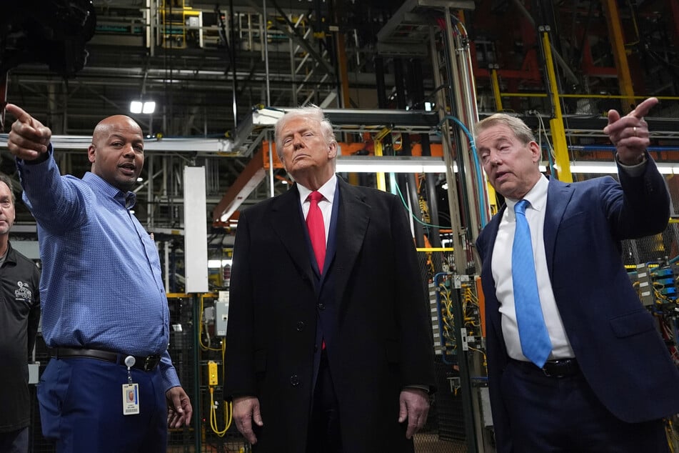 Donald Trump (79) wurde im Zuge seines Besuchs im Ford-Werk in Michigan von einem Mitarbeiter angepöbelt. Der US-Präsident zeigte daraufhin den Mittelfinger.