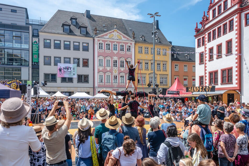 Während des Hutfestivals finden Clownerie, Jonglage und Artistik mitten in der Innenstadt statt.