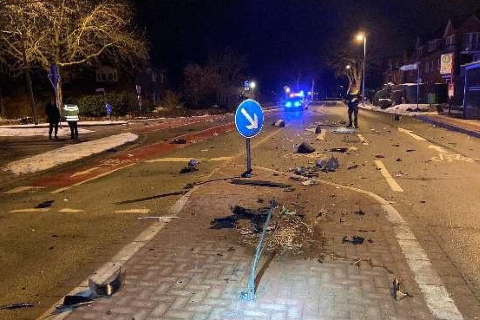 Der Autofahrer raste über die Verkehrsinsel und rammte ein Verkehrsschild und eine Ampel.