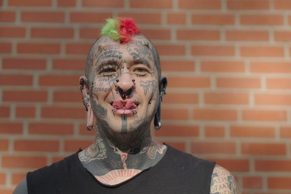Tobias Müller, Tierpfleger im Zoo Dortmund, trägt fast 400 Tattoos auf seinem Körper. Zudem hat er eine gespaltene Zunge und implantierte Hörner - ganz zu schweigen von seinen zahlreichen Piercings.