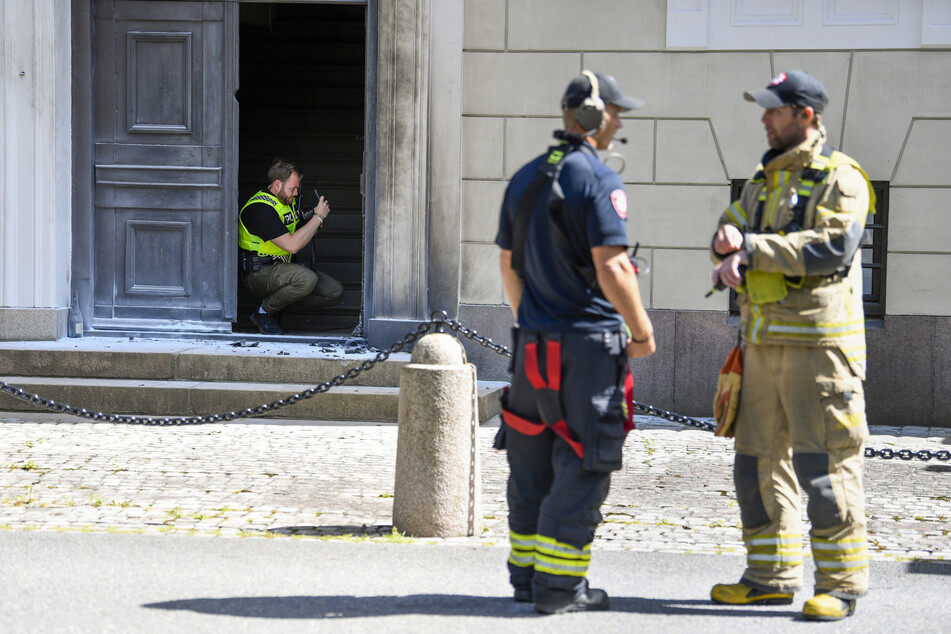 Ein Mann warf eine Brandbombe gegen eine Tür des Königlichen Schlosses.