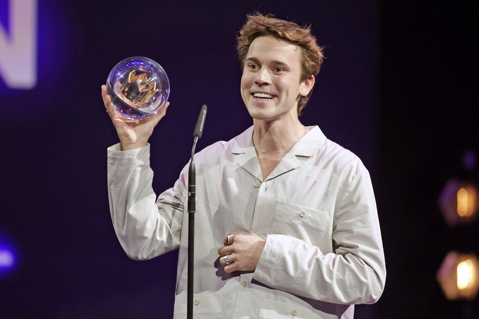 DJ Felix Jaehn freut sich bei der Verleihung des Radiopreises "1Live Krone" über die Auszeichnung in der Kategorie "Bester Dance Act".