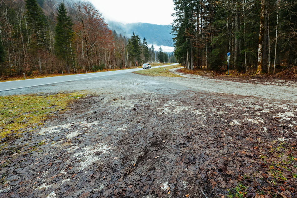Auf einem Wanderparkplatz in Kürten-Hutsherweg entdeckte eine betroffene Frau zwei verdächtige Personen. (Symbolbild)