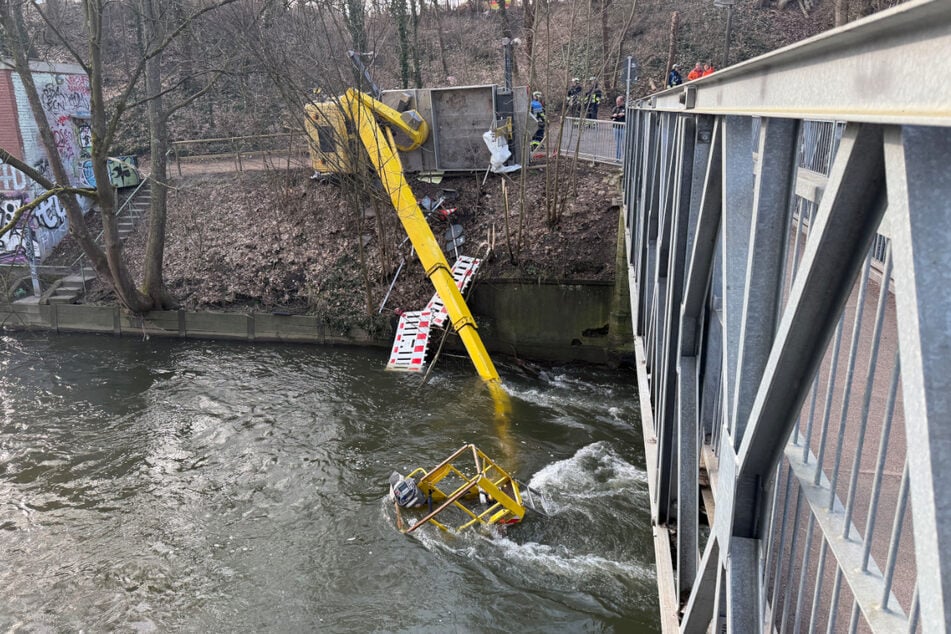 Der Arbeitskorb an der Hebebühne hängt ins Wasser der Pegnitz.