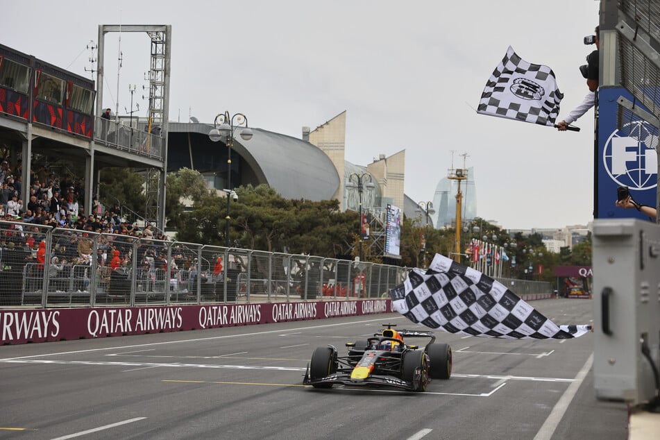 Max Verstappen holt im WM-Kampf auf: In Baku feiert er seinen zweiten Sieg in Serie.