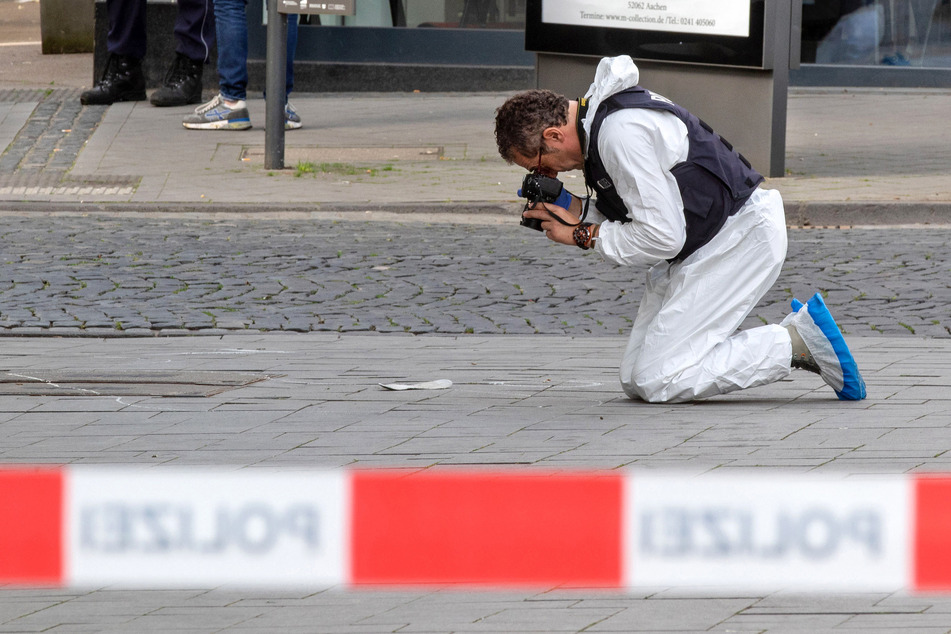Ein Ermittler sicherte nach der Messerattacke im Aachener Stadtzentrum die Spuren.