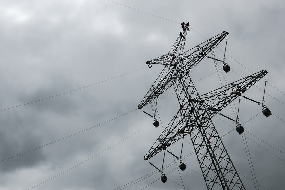 Stromschlag mit 15.000 Volt! 21-Jährige klettert auf Strommast und stirbt