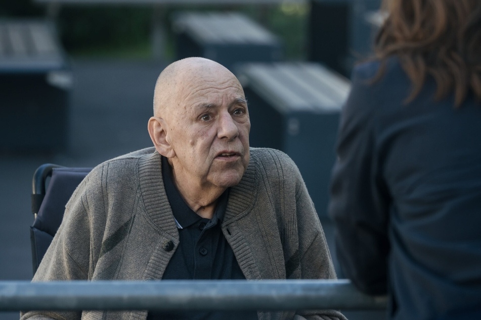 Auch Schauspieler Hendrik Arnst (†73), der einen Bewohner eines Seniorenheims verkörpert, ist bereits tot. Den beiden wird der TV-Krimi gewidmet.