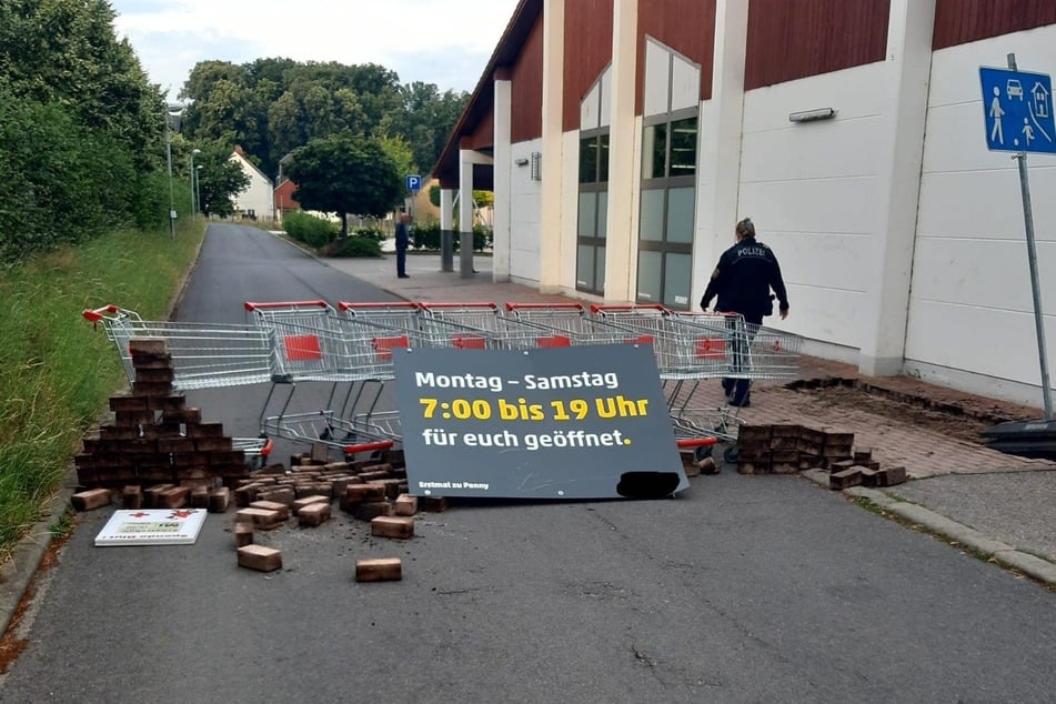 Die Unbekannten rissen Pflastersteine und Schilder raus und errichteten daraus eine Barriere neben dem Supermarkt.
