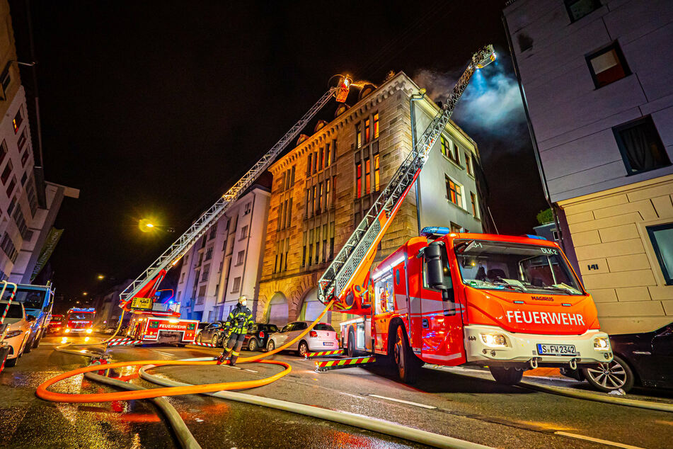 Stuttgart: Dachstuhlbrand auf 200 Quadratmetern in Stuttgarter Wohnheim