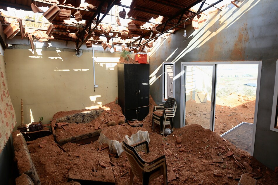 Ein Haus in Kfarkela (Libanon) liegt nach Beschuss durch Israels Armee in Trümmern.