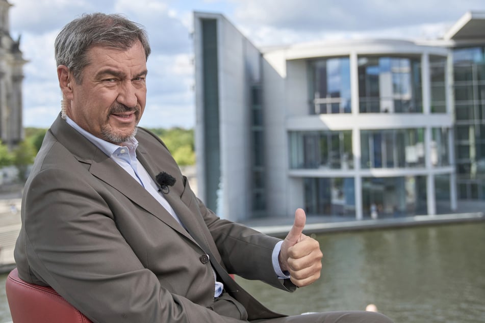 Markus Söder hebt den Daumen: Sein Interview verlief störungsfrei.