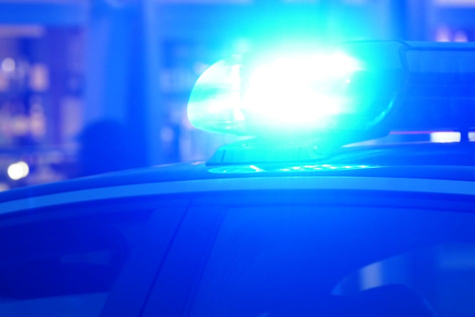 Auto prallt gegen Baum: Fahrer und Beifahrerin sterben