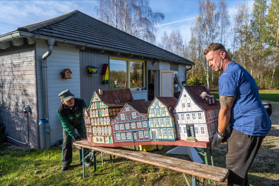 André Döhn (46, r.) und Johannes Dengis (58) bringen das Modell der Fachwerkhäuser von Stade ins Winterquartier.