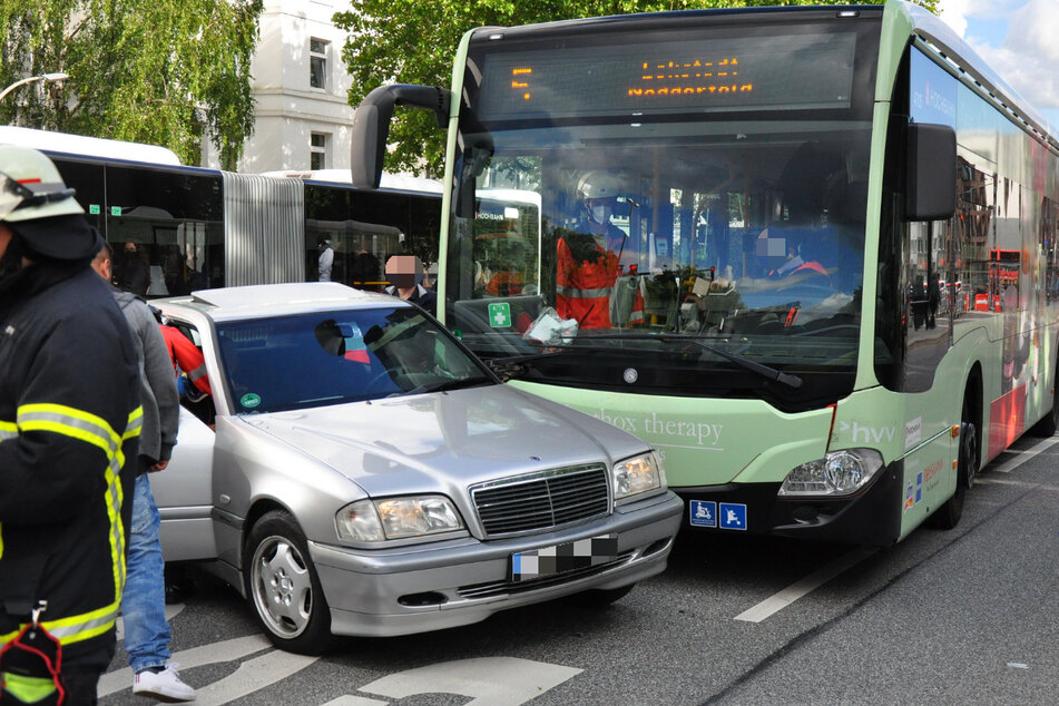 Der HVV-Bus erwischte den Mercedes auf der Fahrerseite.