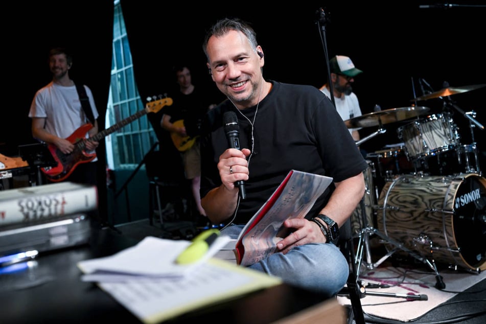 Sebastian Fitzek (54) lädt am Freitag und Samstag zu einer großen Jubiläumsshow in die Waldbühne.