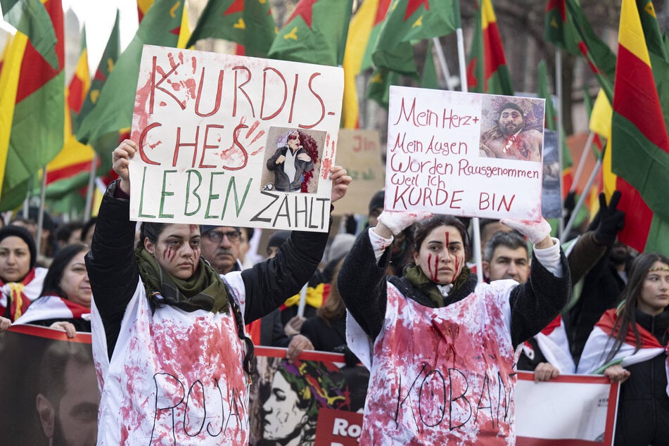 Wie hier in Frankfurt, haben auch in Köln tausende Menschen gegen den Krieg in Nordsyrien demonstriert.