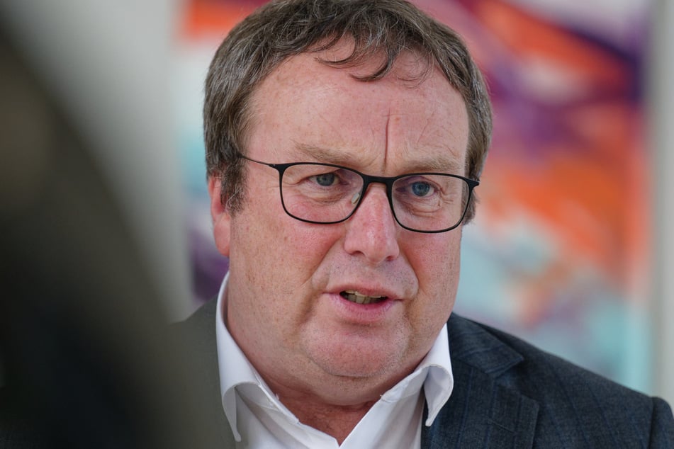 NRW-Verkehrsminister Oliver Krischer (56, Grüne) hofft, dass die Digitalisierung des Bahn-Netzes die Situation verbessern wird.
