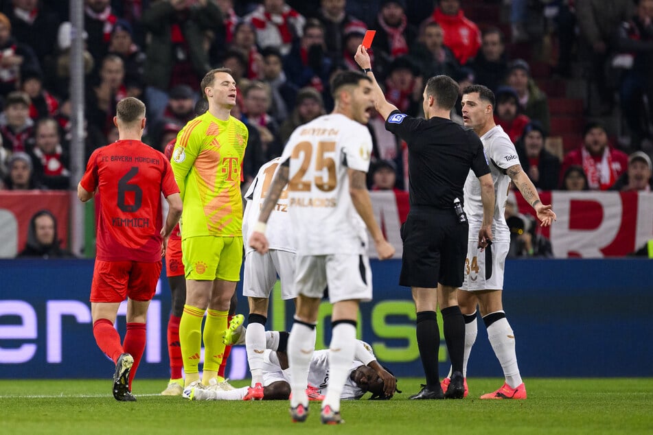 Schiedsrichter Harm Osmers (39, 2.v.r.) zeigt Manuel Neuer (38, 2.v.l.) die Rote Karte.