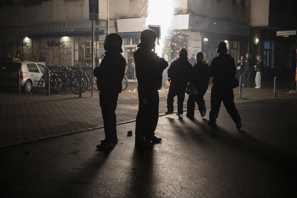 Einige Einsatzkräfte wurden in der vergangenen Silvesternacht mit Pyrotechnik angegriffen.