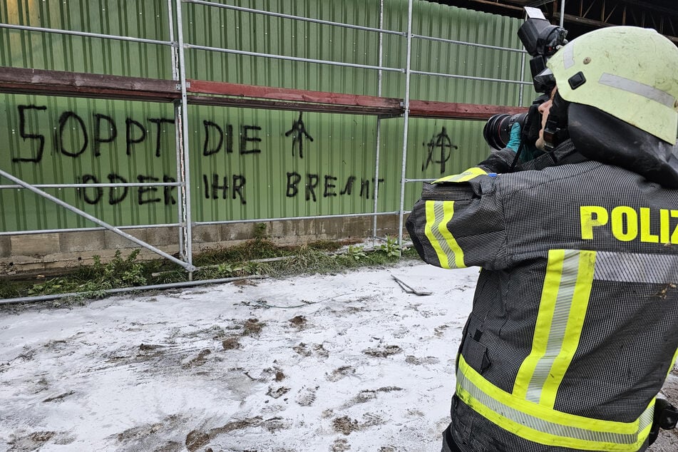 Die Drohung wurde an die Hallenwand gesprüht.