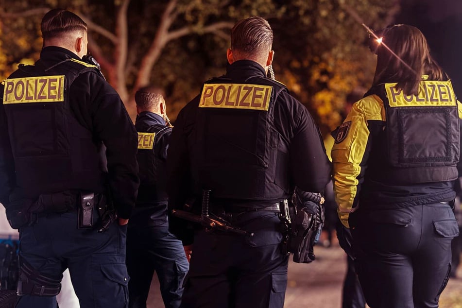 Berlin: Messerattacke vor Bar in Neukölln: Junger Mann verletzt, Tätergruppe flüchtet