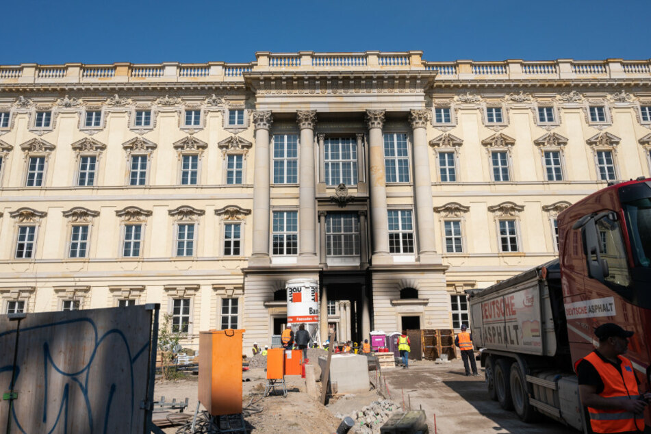Bei dem Brand auf der Baustelle ist ein Mensch verletzt worden.