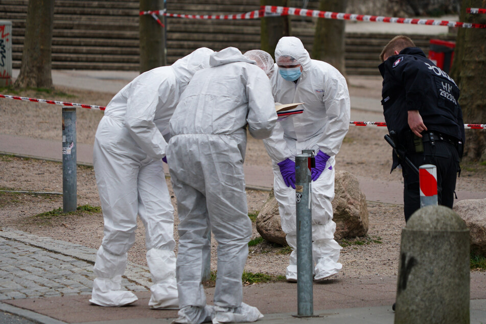 Beamte der Spurensicherung am Tatort. In der Hamburger Innenstadt ist am frühen Montagmorgen eine Leiche gefunden worden.