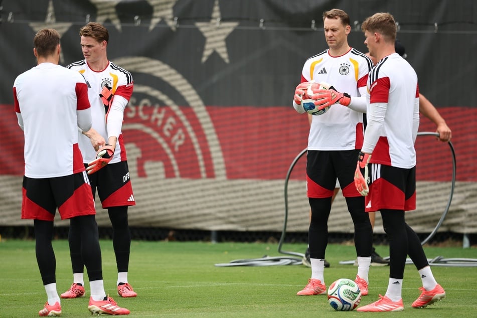 Manuel Neuer (2.v.r.) und Alexander Nübel (29, r.) sind nicht gerade dicke Freunde.