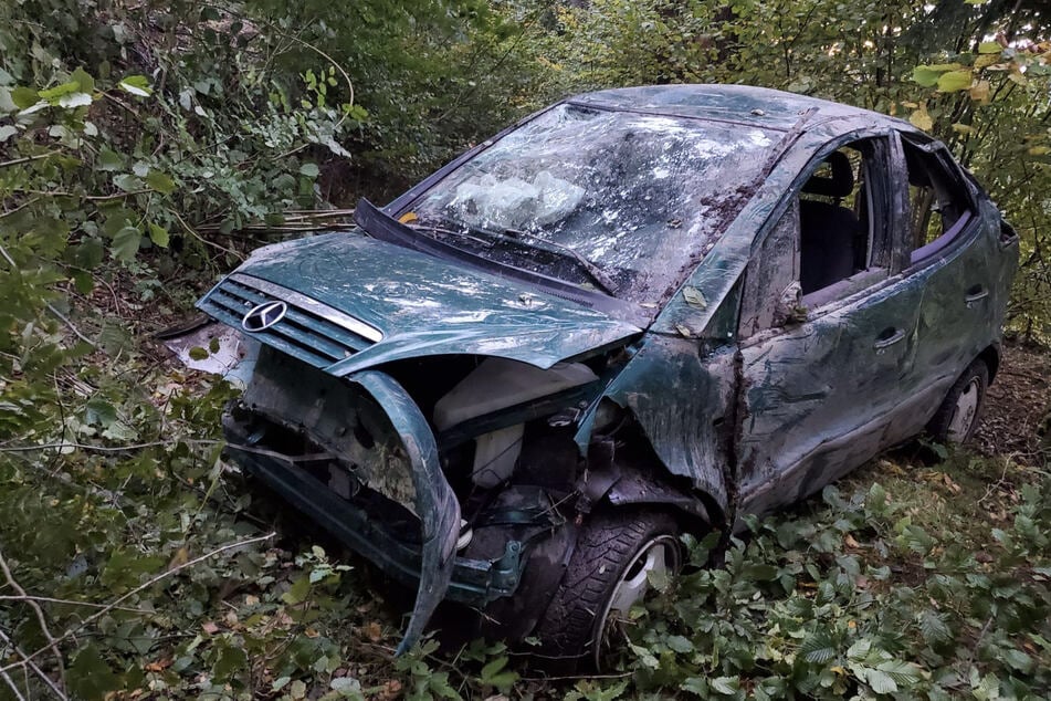 Der Mercedes wurde bei dem Unfall stark in Mitleidenschaft gezogen.