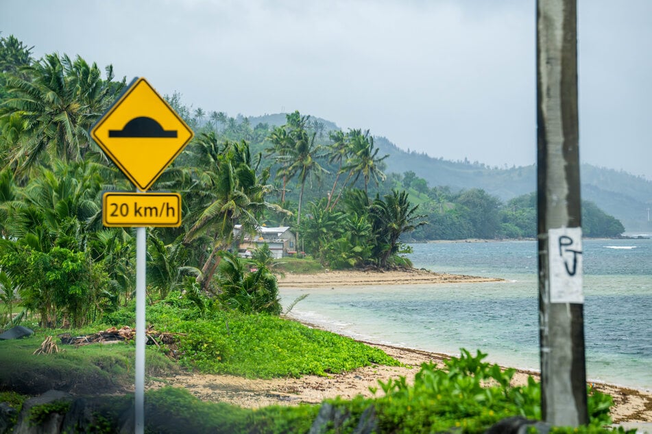 Vor der Küste des Inselstaates wütet ein Sturm, der die Bergung der "Fiji Princess" unmöglich macht. (Archivfoto)