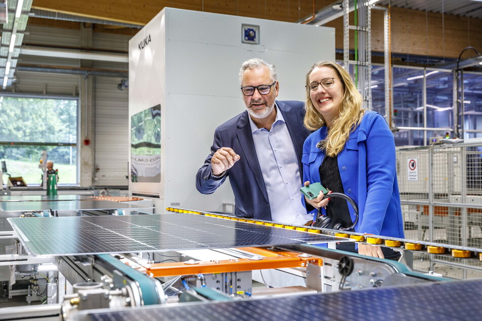 Katharina Dröge, (38) Co-Vorsitzende der Grünen im Bundestag, bei ihrem Dresden-Besuch mit Solarwatt-Chef Detlef Neuhaus (57).