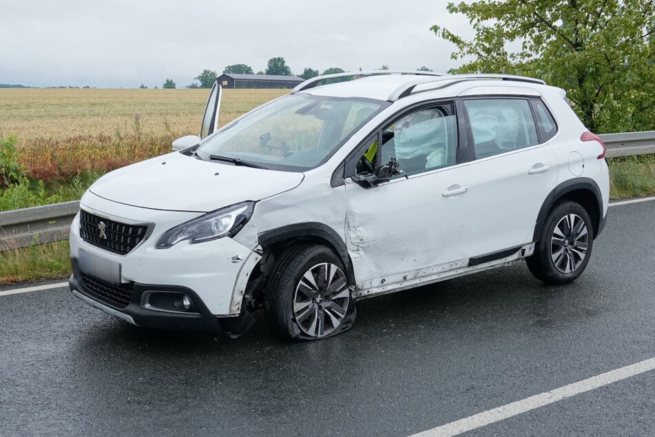 Der Peugeot musste nach dem Unfall abgeschleppt werden.