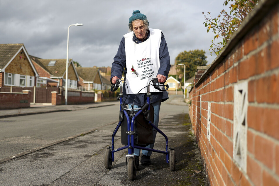 Ruth Saunders (104) geht einen Marathon, um Spenden für die Thames Valley Air Ambulance zu sammeln.