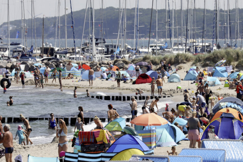 Mecklenburg-Vorpommern, Kühlungsborn: Gut gefüllt ist der Ostseestrand vor dem Yachthafen. (Archivbild)