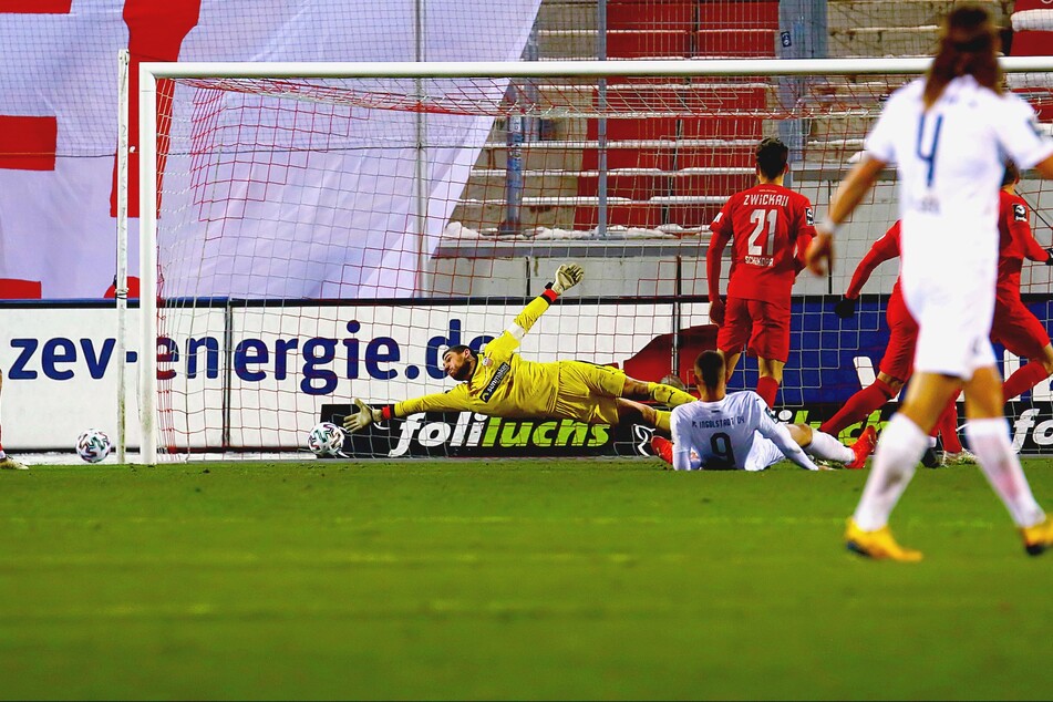 Bitter! Fatih Kaya (Ingolstadt, rechts) trifft gegen FSV-Keeper Johannes Brinkies zum 0:2.