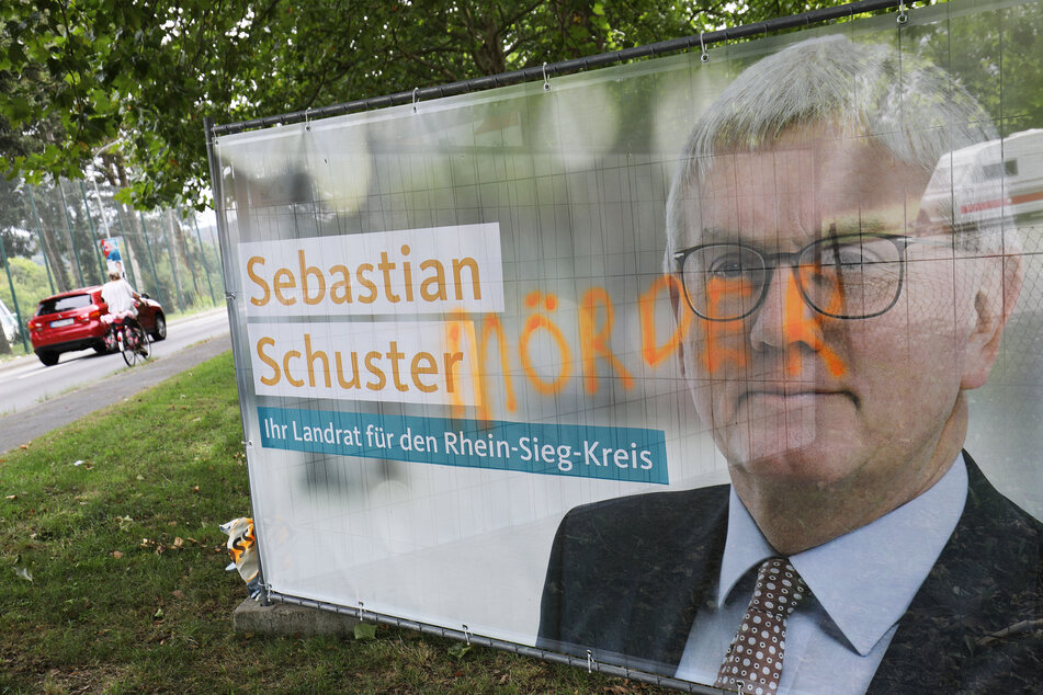 In Bonn wurden Wahlplakate zur Kommunalwahl mit Sprühfarbe beschmiert.