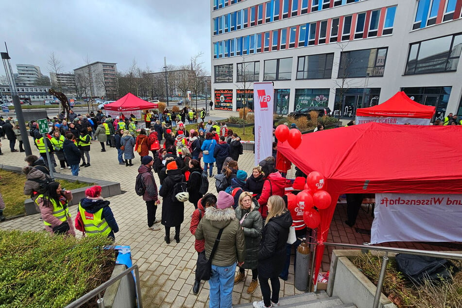 Streik im öffentlichen Dienst! Um 9 Uhr fand in Chemnitz am Technischen Rathaus eine Kundgebung statt.