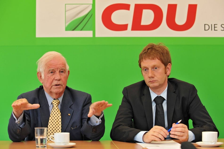 Kurt Biedenkopf (CDU, l.) und Michael Kretschmer (CDU) 2009 in Dresden. Die CDU hält daran fest, Koalitionen und ähnliche Formen der Zusammenarbeit sowohl mit den Linken als auch mit der AfD abzulehnen. (Archivfoto)